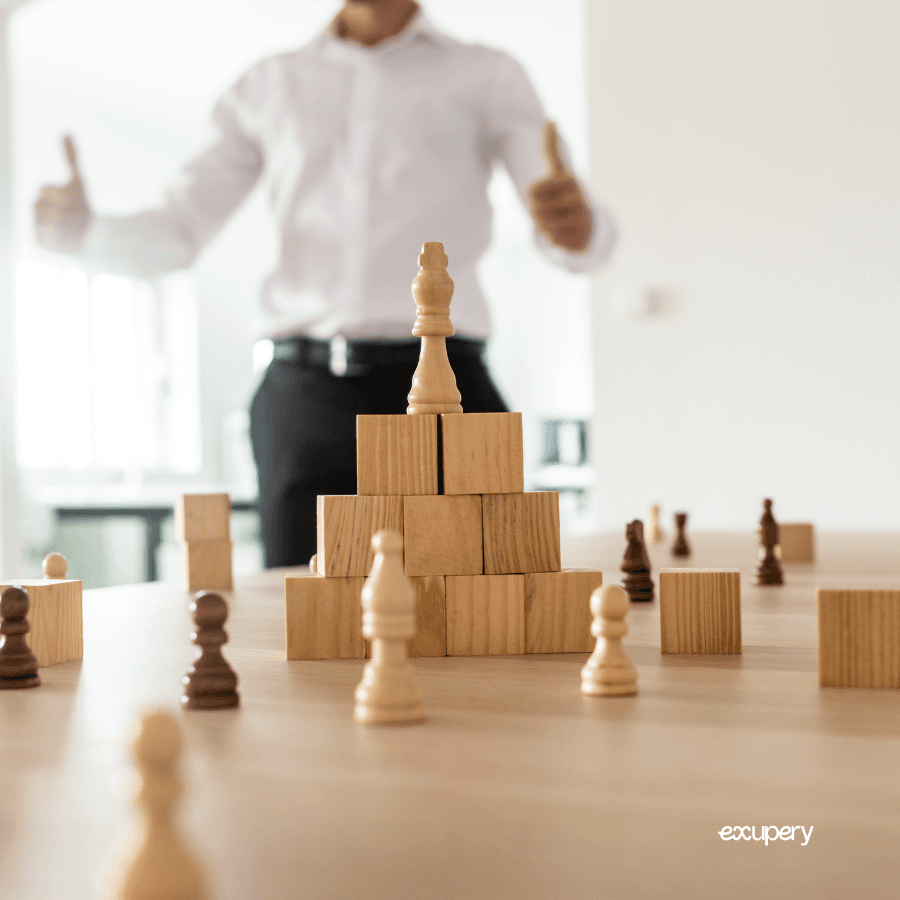 Dirigeant de PME réfléchissant à l'organisation commerciale de son entreprise